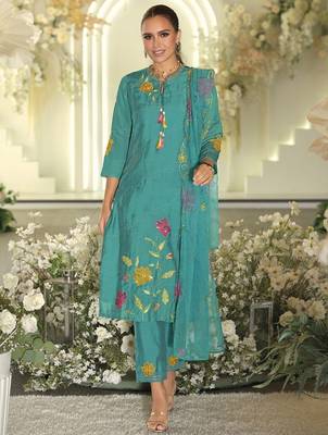 Women Floral Embroidered Thread Work Kurta with Trousers & With Dupatta 1