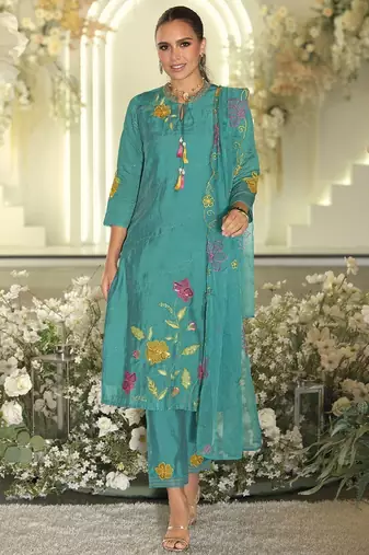 Women Floral Embroidered Thread Work Kurta with Trousers & With Dupatta