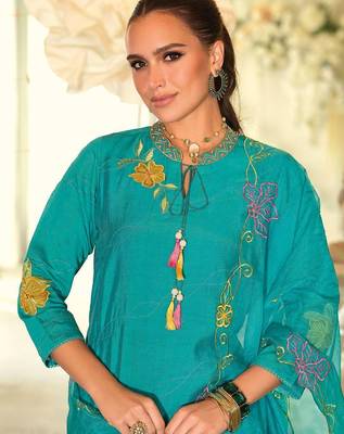 Women Floral Embroidered Thread Work Kurta with Trousers & With Dupatta 2