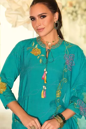 Women Floral Embroidered Thread Work Kurta with Trousers & With Dupatta