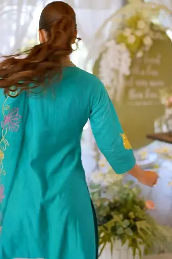 Women Floral Embroidered Thread Work Kurta with Trousers & With Dupatta