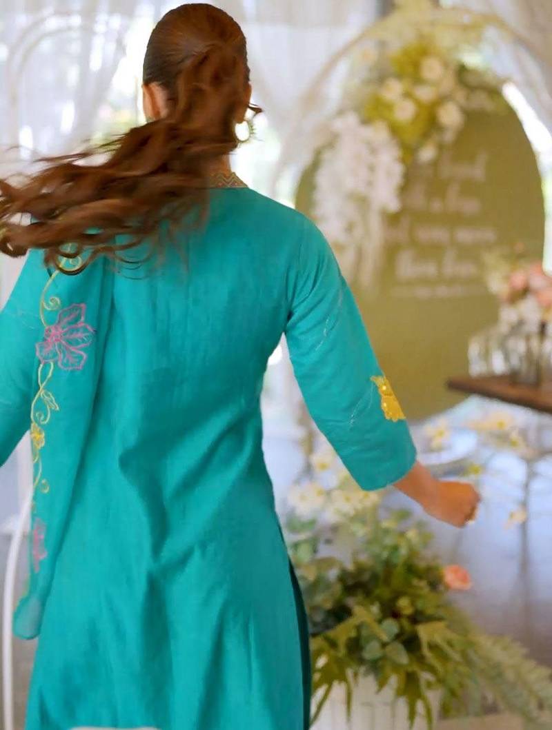 Women Floral Embroidered Thread Work Kurta with Trousers & With Dupatta