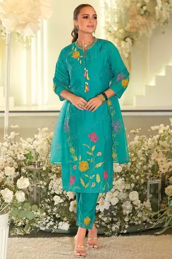 Women Floral Embroidered Thread Work Kurta with Trousers & With Dupatta