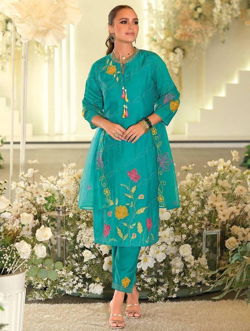 Women Floral Embroidered Thread Work Kurta with Trousers & With Dupatta