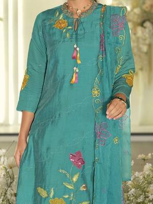 Women Floral Embroidered Thread Work Kurta with Trousers & With Dupatta 5