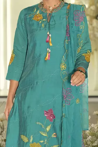 Women Floral Embroidered Thread Work Kurta with Trousers & With Dupatta