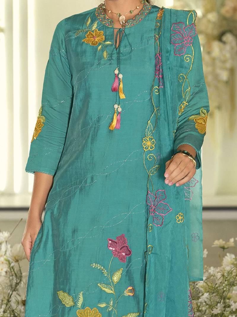 Women Floral Embroidered Thread Work Kurta with Trousers & With Dupatta