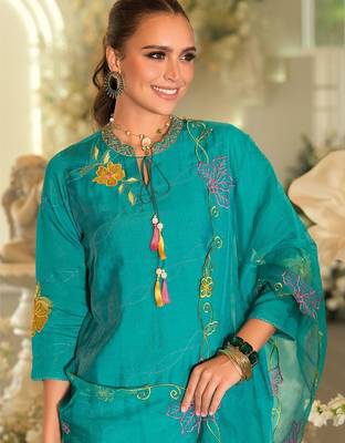 Women Floral Embroidered Thread Work Kurta with Trousers & With Dupatta 6