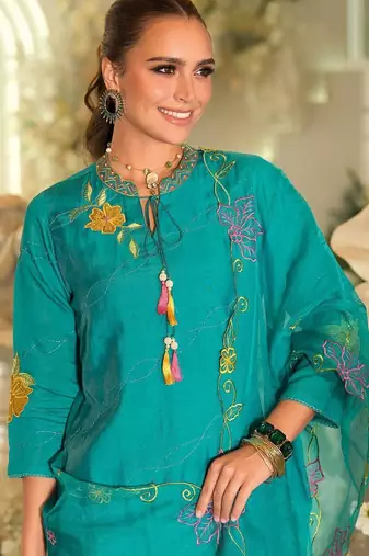Women Floral Embroidered Thread Work Kurta with Trousers & With Dupatta