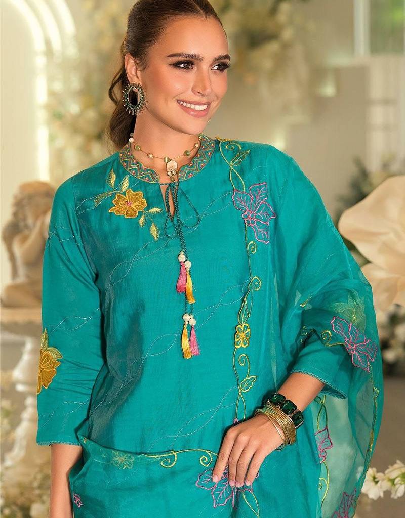 Women Floral Embroidered Thread Work Kurta with Trousers & With Dupatta