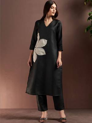 Women Floral Embroidered Thread Work Kurta with Trousers 1