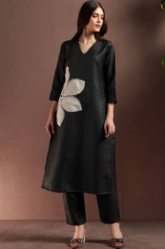 Women Floral Embroidered Thread Work Kurta with Trousers
