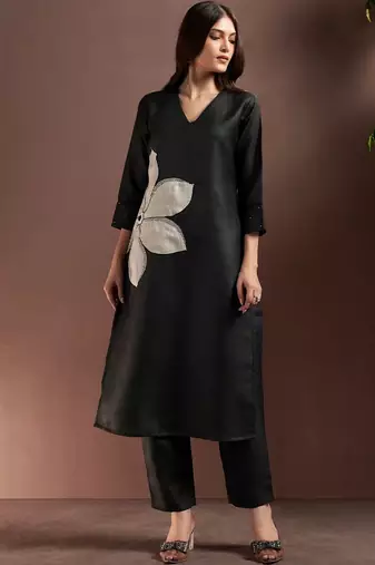 Women Floral Embroidered Thread Work Kurta with Trousers