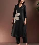 Women Floral Embroidered Thread Work Kurta with Trousers