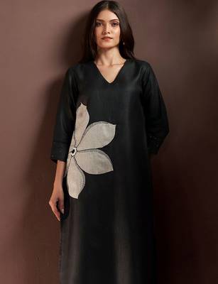 Women Floral Embroidered Thread Work Kurta with Trousers 2