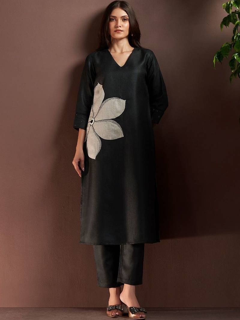 Women Floral Embroidered Thread Work Kurta with Trousers