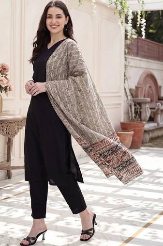Women Ethnic Motifs Kurta with Trousers & With Dupatta