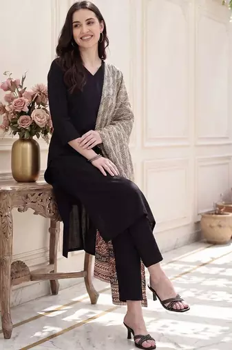 Women Ethnic Motifs Kurta with Trousers & With Dupatta