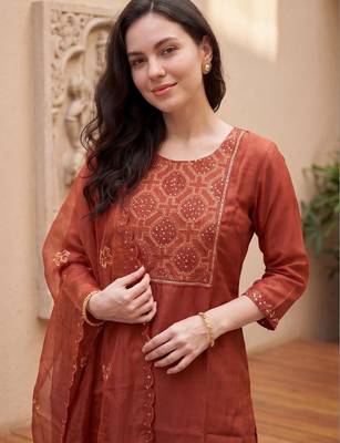 Women Ethnic Motifs Embroidered Thread Work Kurta With Trousers & Dupatta 2