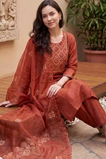 Women Ethnic Motifs Embroidered Thread Work Kurta With Trousers & Dupatta