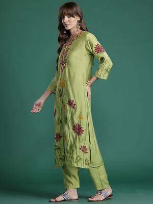 Floral Embroidered Thread Work Kurta with Trousers & With Dupatta 6