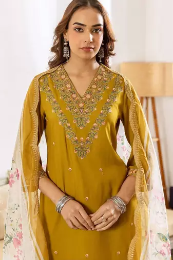 Women Floral Embroidered Thread Work Kurta with Palazzos & With Dupatta