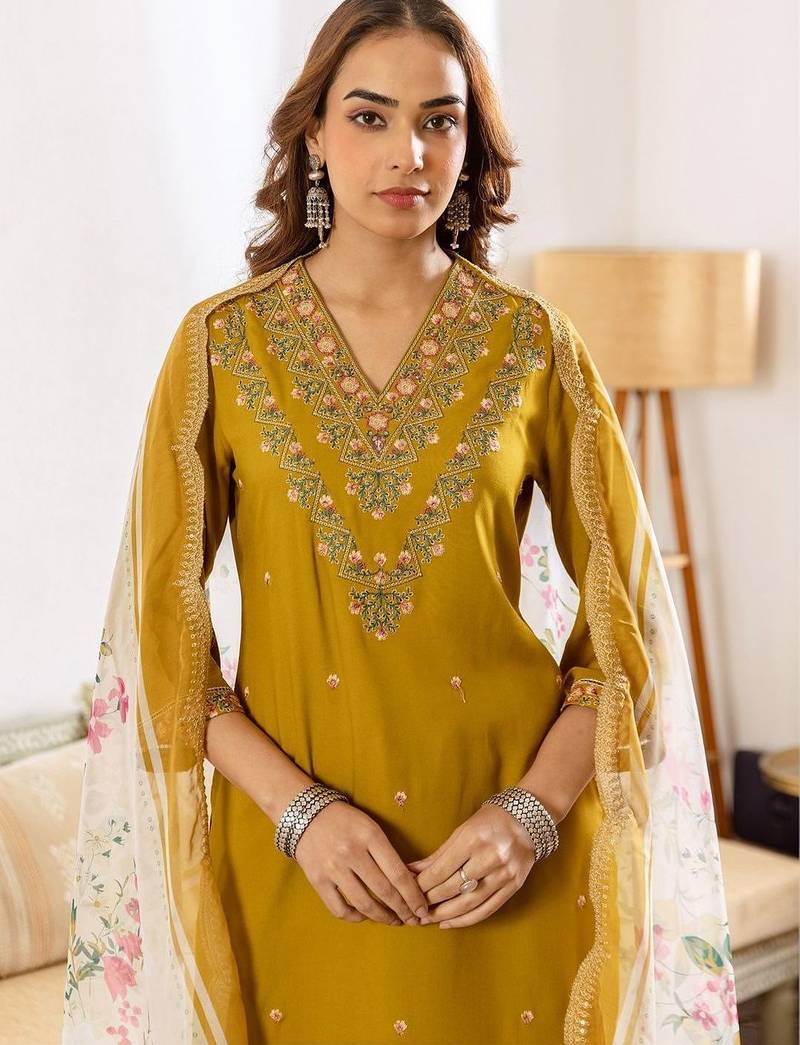 Women Floral Embroidered Thread Work Kurta with Palazzos & With Dupatta