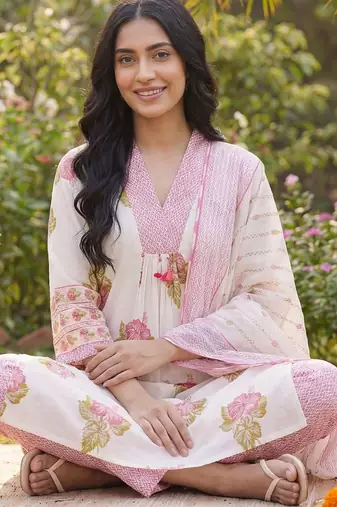 Women Floral Printed Cotton Kurta with Trousers & With Dupatta