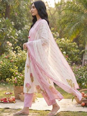 Women Floral Printed Cotton Kurta with Trousers & With Dupatta 3