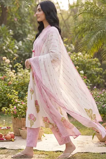 Women Floral Printed Cotton Kurta with Trousers & With Dupatta