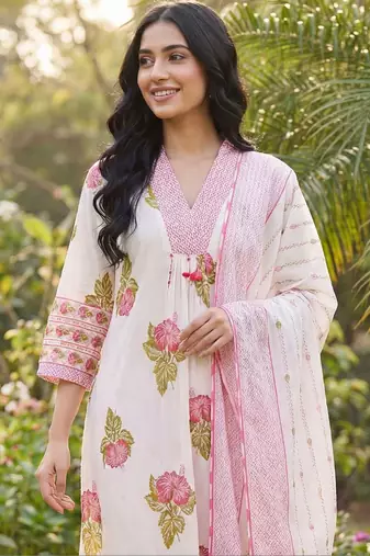 Women Floral Printed Cotton Kurta with Trousers & With Dupatta