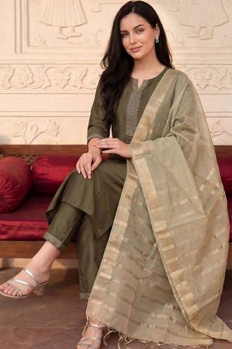 Women Thread Work Kurta with Trousers & With Dupatta