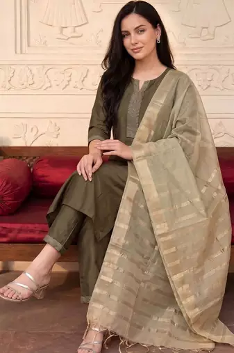 Women Thread Work Kurta with Trousers & With Dupatta