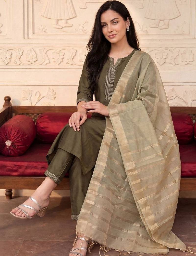 Women Thread Work Kurta with Trousers & With Dupatta