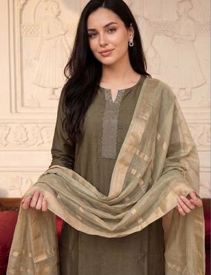 Women Thread Work Kurta with Trousers & With Dupatta 2