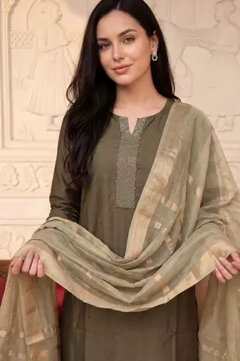 Women Thread Work Kurta with Trousers & With Dupatta