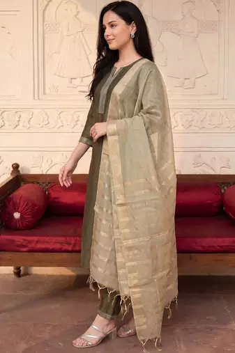 Women Thread Work Kurta with Trousers & With Dupatta