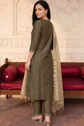 Women Thread Work Kurta with Trousers & With Dupatta