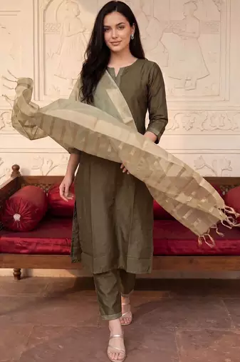 Women Thread Work Kurta with Trousers & With Dupatta