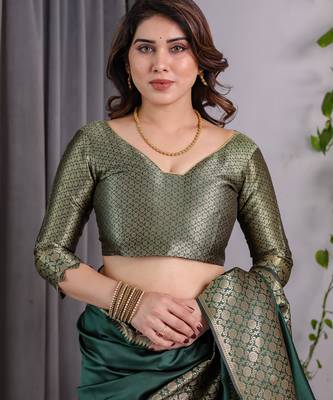 Green elegant zari woven banarasi silk sarees with attached blouse 4