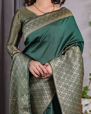 Green elegant zari woven banarasi silk sarees with attached blouse 5