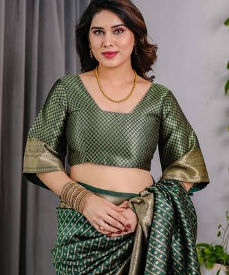 Green elegant zari woven banarasi silk sarees with attached blouse 4