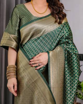 Green elegant zari woven banarasi silk sarees with attached blouse 5