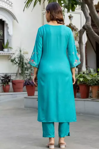 Women Floral Embroidered Thread Work Kurta with Trousers & With Dupatta