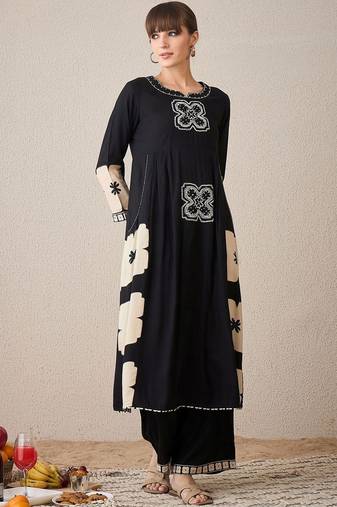 Women Printed Panelled Thread Work Kurta with Trousers