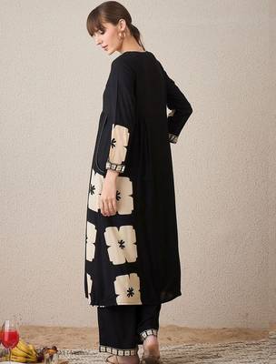 Women Printed Panelled Thread Work Kurta with Trousers 6