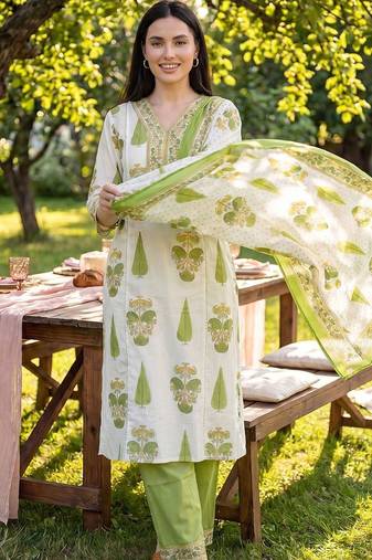 Women Floral Printed Cotton Kurta with Trousers & With Dupatta