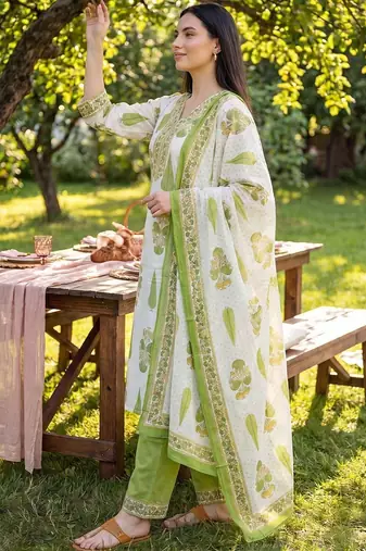 Women Floral Printed Cotton Kurta with Trousers & With Dupatta