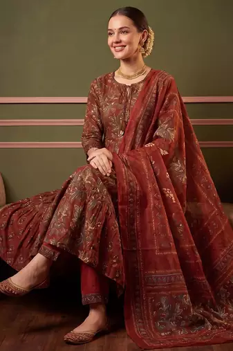 Women Floral Printed Tiered Cotton Kurta with Trousers & With Dupatta