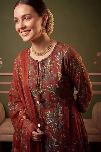 Women Floral Printed Tiered Cotton Kurta with Trousers & With Dupatta